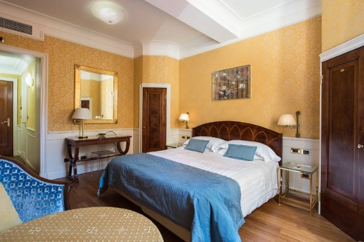 Camera deluxe art hotel orologio bologna Camera deluxe art hotel orologio bologna