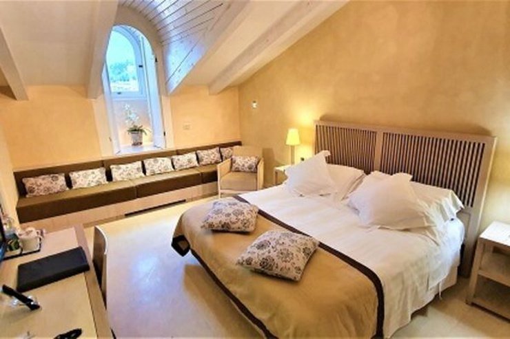 Camera deluxe penthouse art hotel novecento bologna Camera deluxe penthouse art hotel novecento bologna