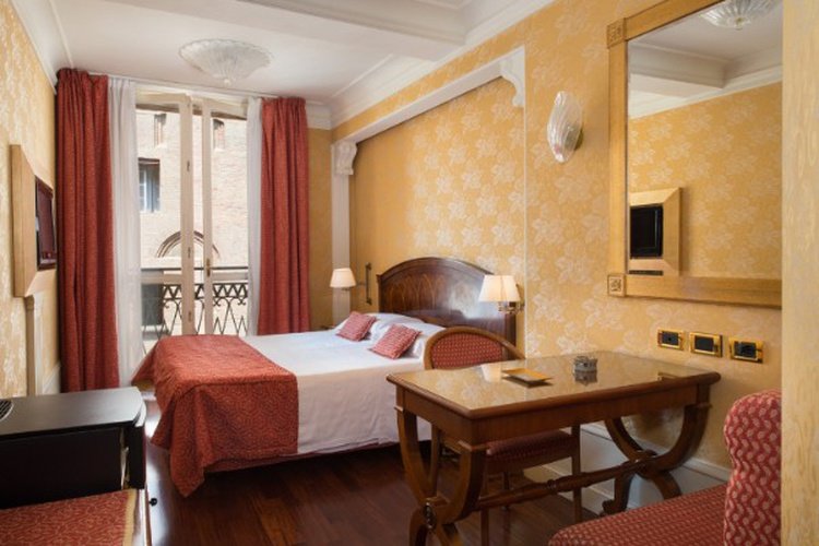 Camera deluxe art hotel orologio bologna Camera deluxe art hotel orologio bologna