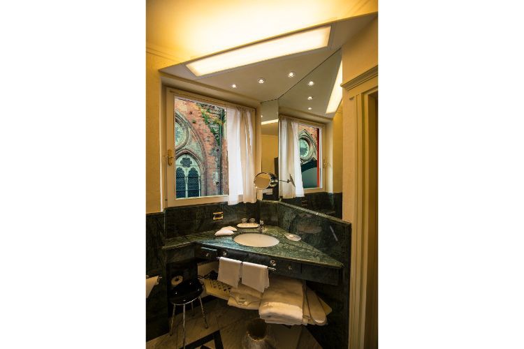 Camera doppia deluxe con terrazzo Art Hotel Commercianti Bologna Camera doppia deluxe con terrazzo Art Hotel Commercianti Bologna