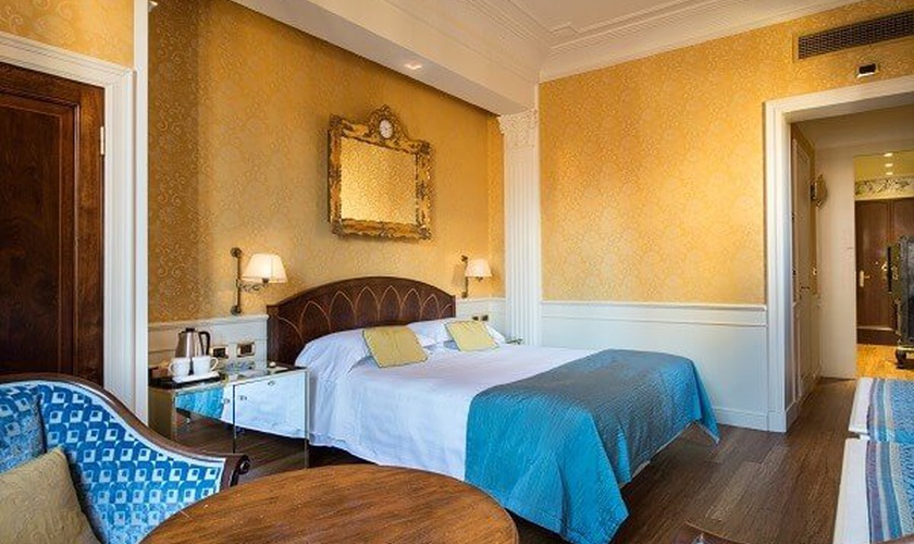 Suite deluxe sulla via della seta  Art Hotel Orologio Bologna