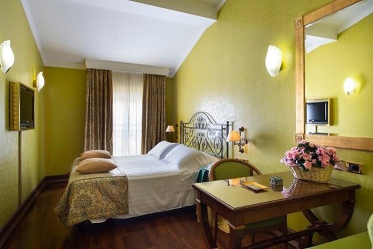 Camera deluxe art hotel orologio bologna Camera deluxe art hotel orologio bologna