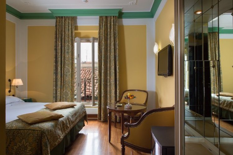 Camera deluxe art hotel orologio bologna Camera deluxe art hotel orologio bologna