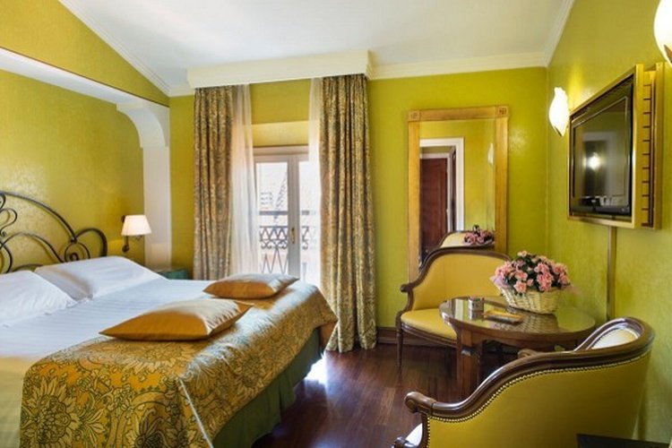 Camera deluxe art hotel orologio bologna Camera deluxe art hotel orologio bologna