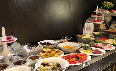 COLAZIONE INCLUSA DALLE ORE 7.00 ALLE ORE 11.00 Art Hotel Novecento a Bologna COLAZIONE INCLUSA DALLE ORE 7.00 ALLE ORE 11.00 Art Hotel Novecento a Bologna