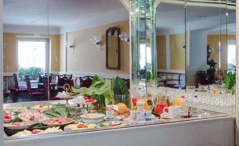 COLAZIONE DALLE ORE 7.00 ALLE ORE 11.00 Art Hotel Orologio a Bologna COLAZIONE DALLE ORE 7.00 ALLE ORE 11.00 Art Hotel Orologio a Bologna