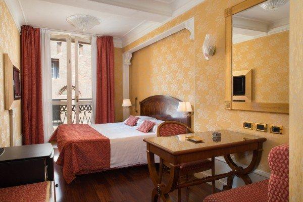 Camera Deluxe Art Hotel Orologio Bologna Camera Deluxe Art Hotel Orologio Bologna